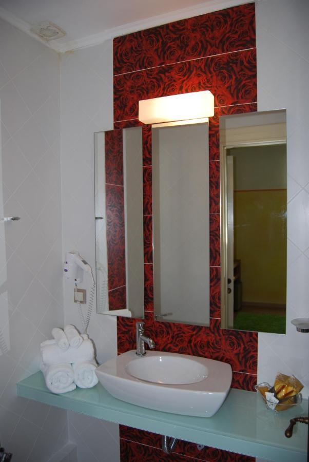 Room "Honeybee" In A Neoclassical House 卡斯托里亚 外观 照片