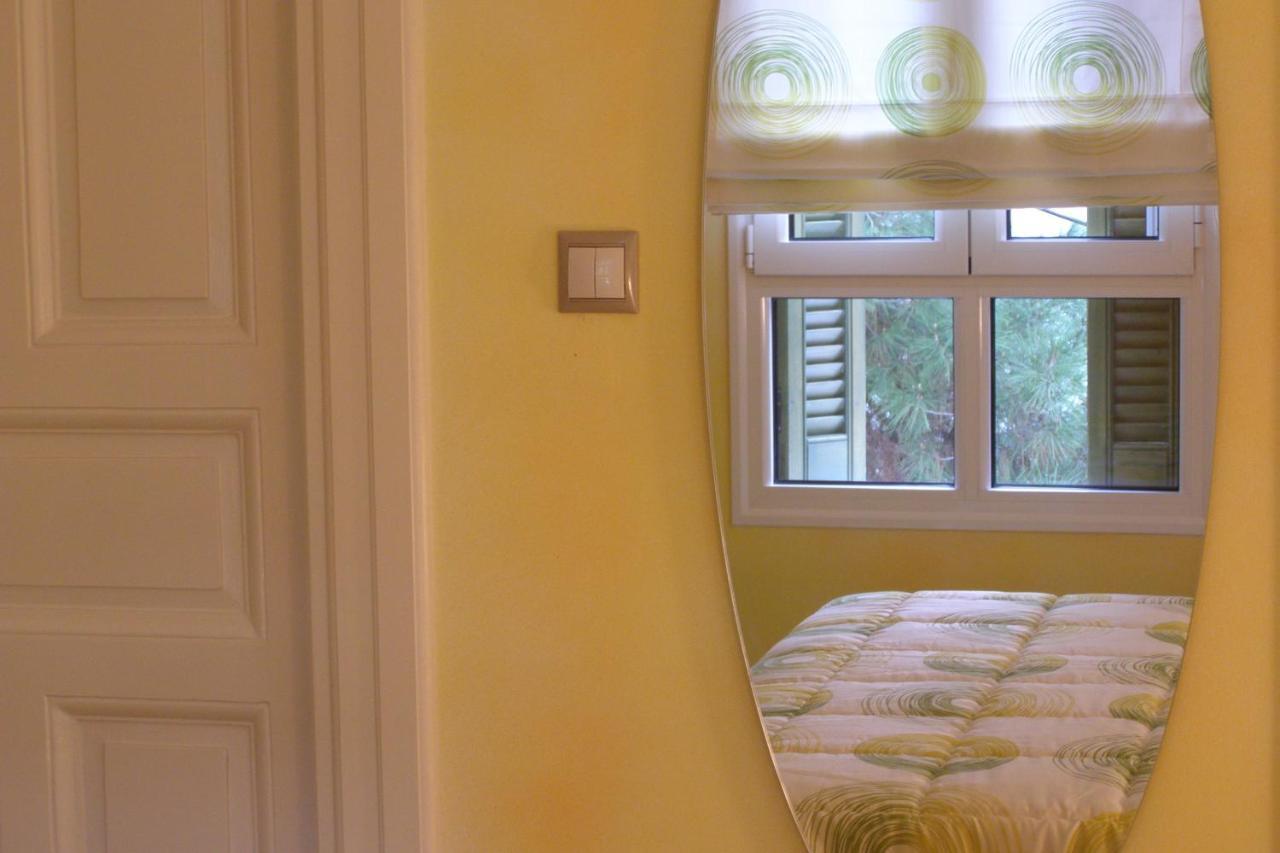 Room "Honeybee" In A Neoclassical House 卡斯托里亚 外观 照片
